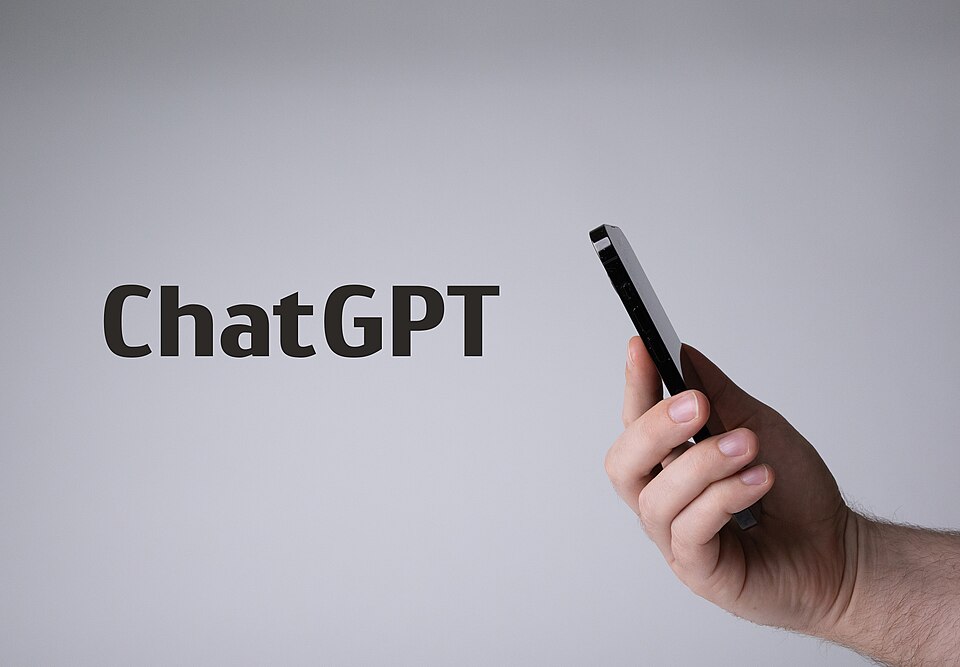 Una persona utiliza ChatGPT en un teléfono