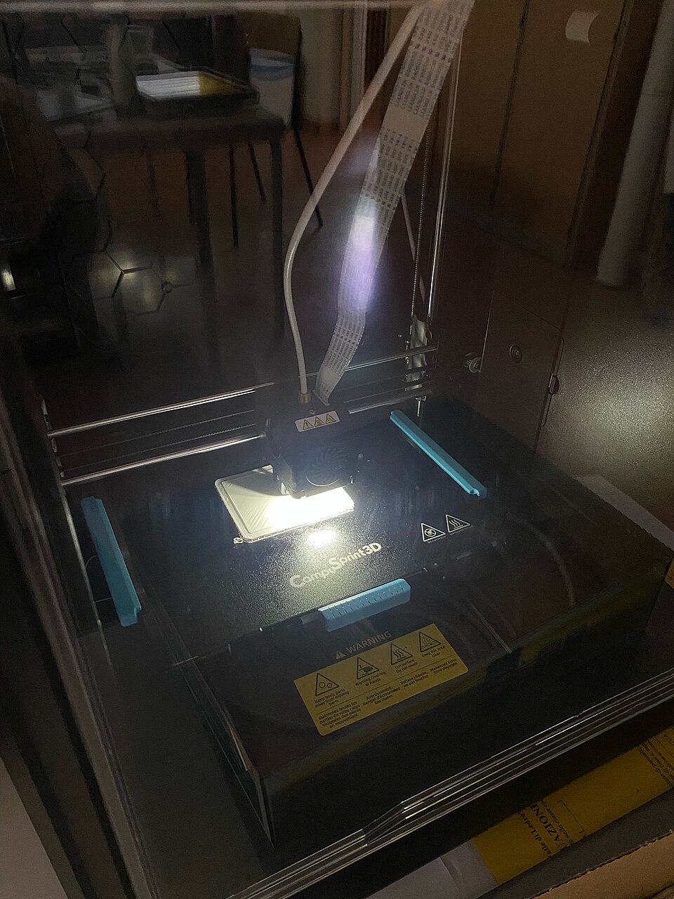 Impresora 3D fabricando un objeto con filamento