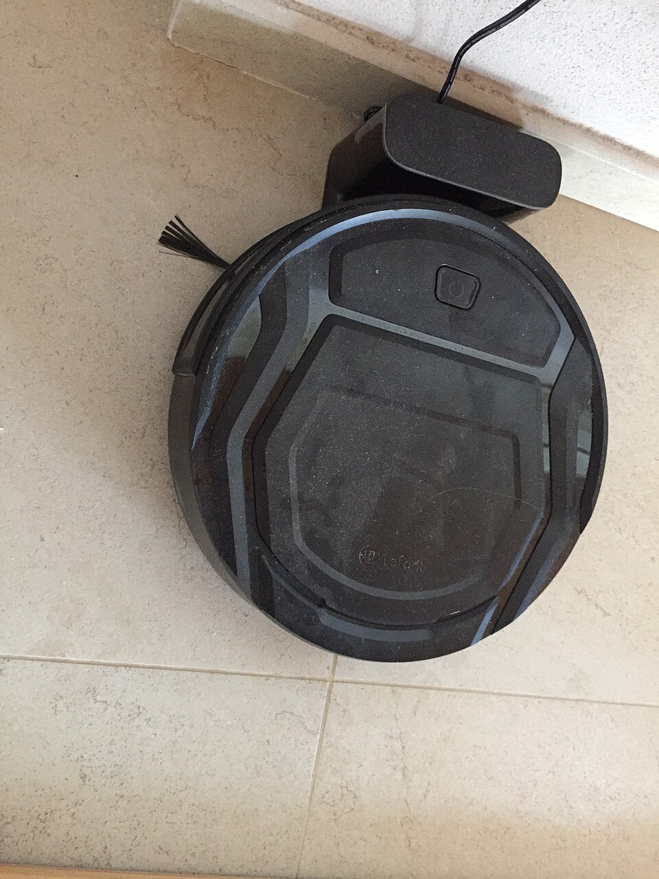 Robot aspirador limpiando el suelo de una vivienda