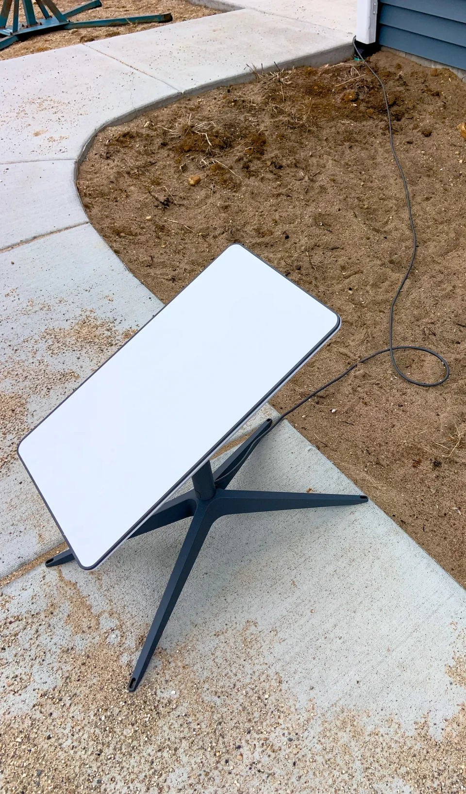 Antena Starlink instalada en una vivienda