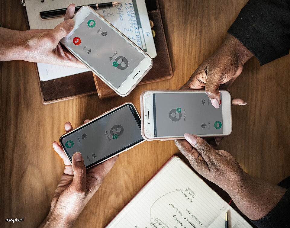 Personas utilizando teléfonos para comunicarse con clientes